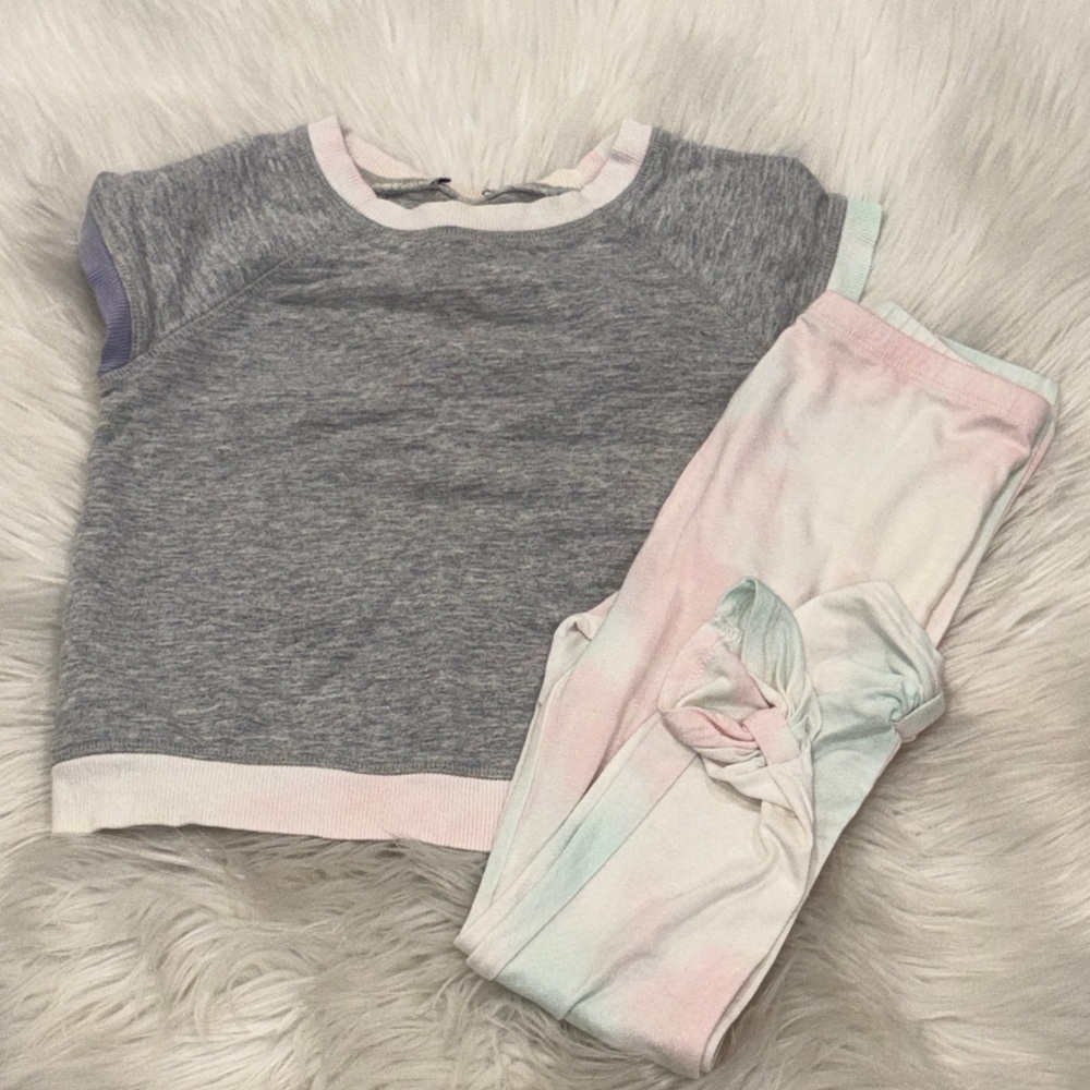 Splendid Gray Top with Pastel Tie-Dye Leggings